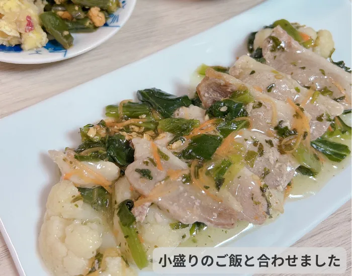 ナッシュの鴨肉とわさび菜香るお出汁あんをお皿に盛った