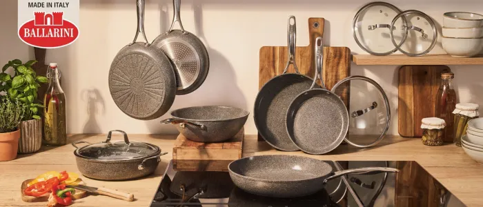 バッラリーニぼんフライパンが木製のカウンターに並べられた画像