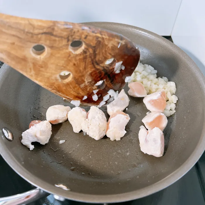 コレールフライパンで鶏胸肉を焼く