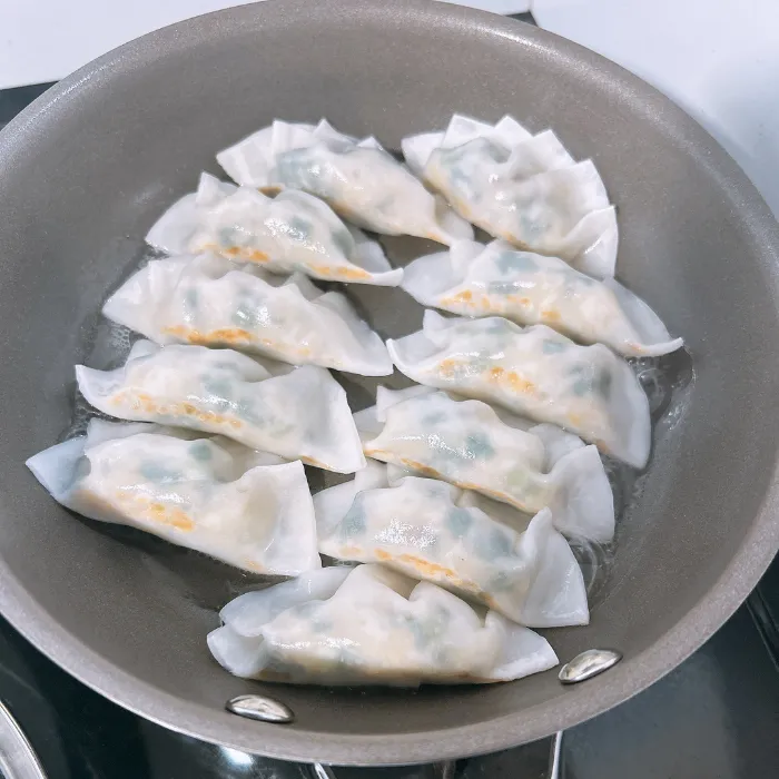 コレールのフライパンで餃子を蒸し焼きにしている