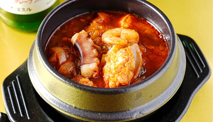 デリピックス公式の牛ホルモンと海鮮の韓国風辛口チゲの写真