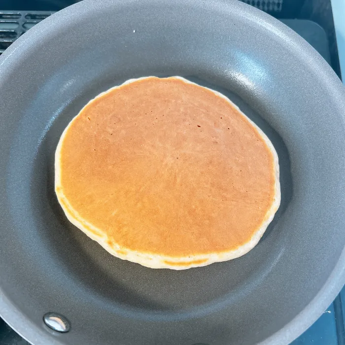 フライパンでホットケーキ焼いている