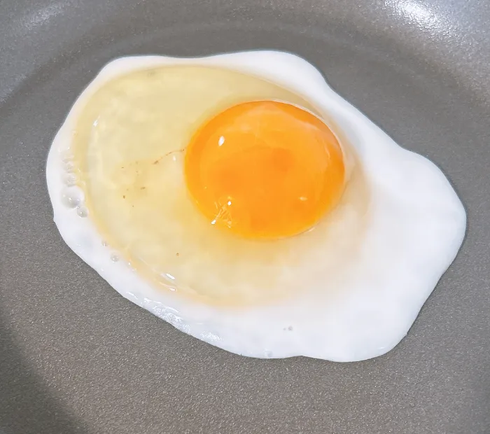 コレールフライパンに卵を割り入れた