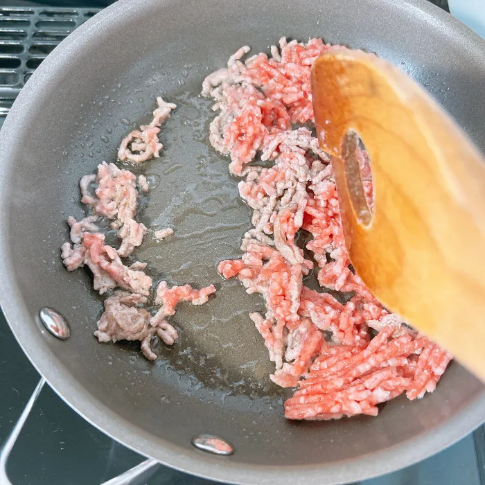 牛豚合挽肉をフライパンで炒める