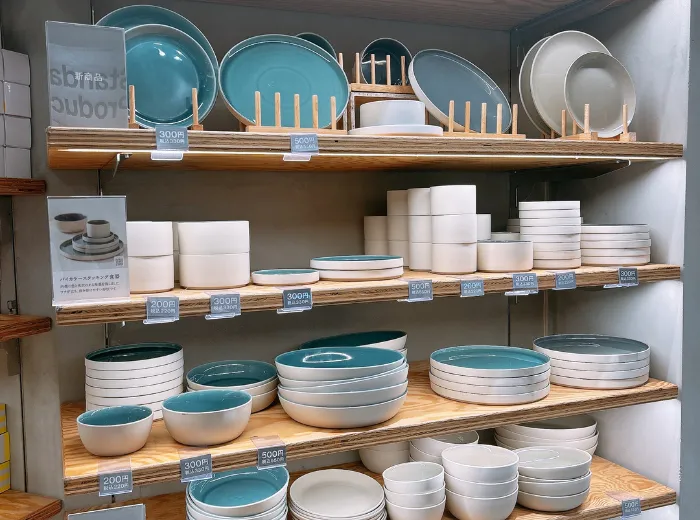 スタンダードプロダクツのバイカラーのお皿が並んだ新商品の棚