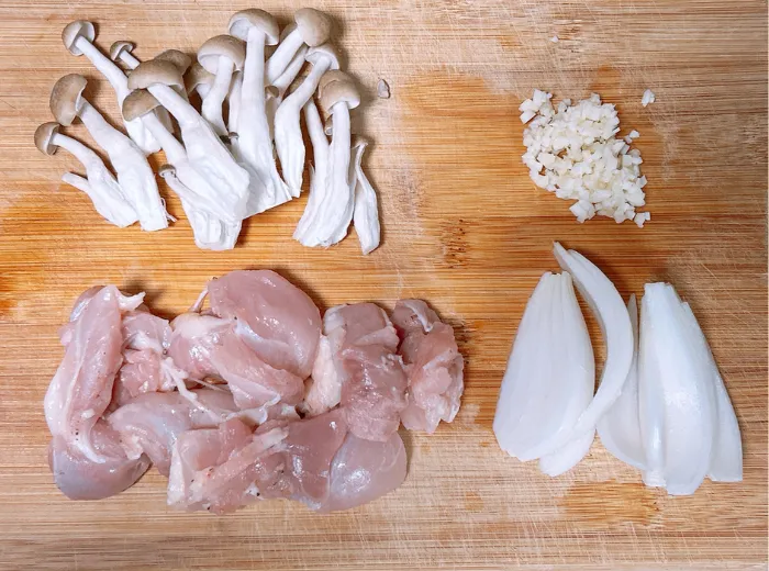 鶏もも肉は細切り、玉ねぎはくし切り、しめじはほぐす、にんにくはみじん切りに画像