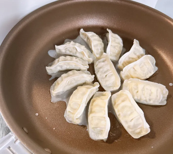 PENTAフライパンで餃子を焼く様子