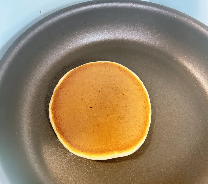 PENTAフライパンでホットケーキが焼けた様子