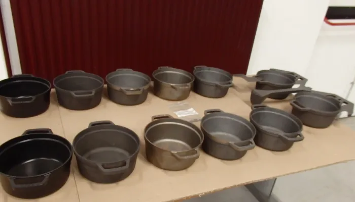 製造工程順に並んだストウブの鍋