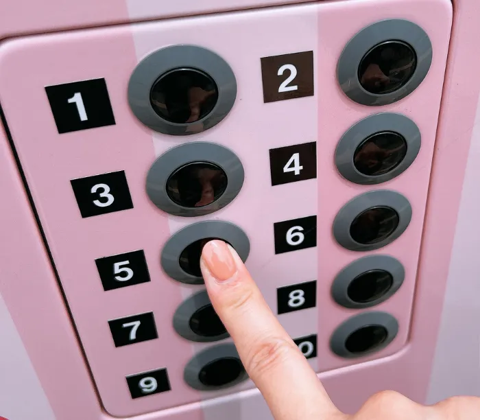 ダスキン自販機のボタンを押す